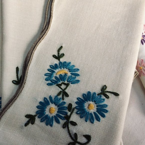 Vintage Hand Embordered Pillowcases Napkins and Table runner. - Picture 9 of 10